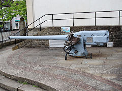 
The gun from a German WW1 submarine at Chepstow War Memorial, June 2021