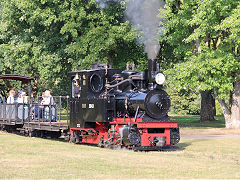 
'16' or '2643' takes us around the circuit at Frankfurt Feldbahn Museum, September 2024