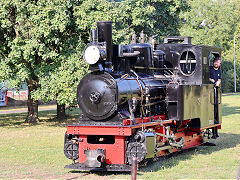 
'16' or '2643' takes us around the circuit at Frankfurt Feldbahn Museum, September 2024