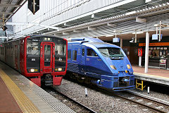 
'813 R236' and '883' Sonic on the Sasebo line, October 2017